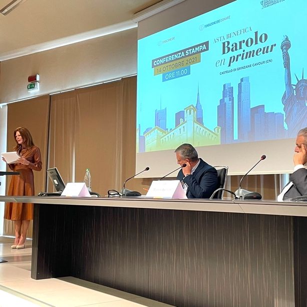 Al castello di Grinzane l’asta benefica con protagonista il re dei vini. Barrique al bando con offerte da 30mila euro  [FOTO]