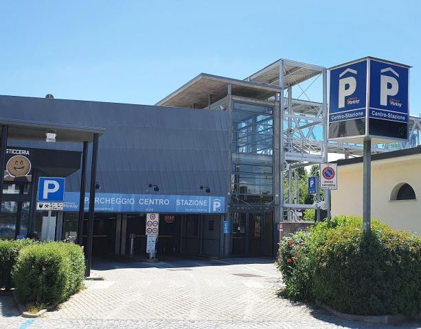 Atti vandalici nel parcheggio multipiano della stazione ad Alba. &quot;Più controlli ed entrata solo con il biglietto&quot;