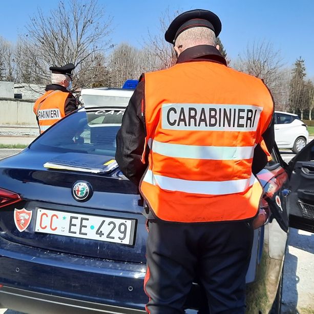 Investì auto dell’Arma ferendo due Carabinieri: ottantenne a processo