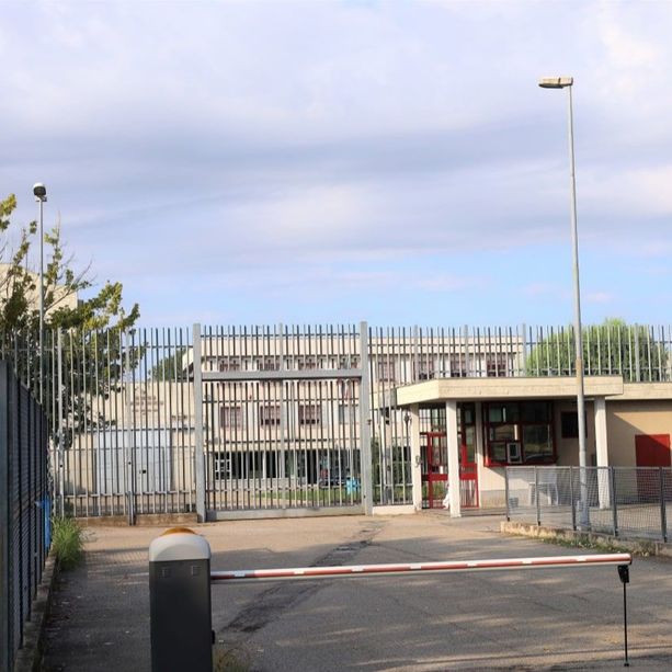 A giudizio il 45enne albese in carcere da novembre per aver violato il divieto di avvicinarsi all’ex moglie