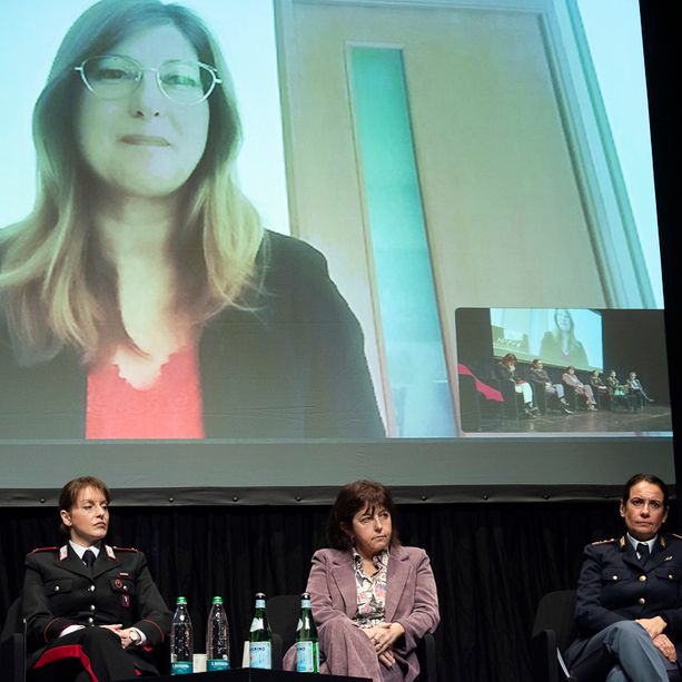 Ad Alba gli studenti riflettono sul tema della violenza contro le donne. &quot;Non abbassate mai la guardia&quot; [FOTO E VIDEO]