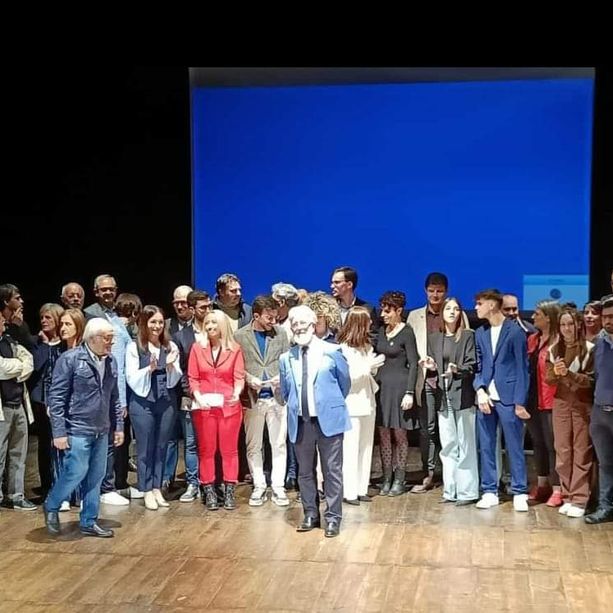 Saluzzo verso le elezioni, i 44 candidati di Marco Piccat sul palco del Magda Olivero