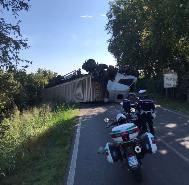 Riaperta la SP7 tra Pollenzo e Cherasco dopo il ribaltamento del camion
