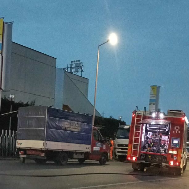 Fuoriuscita di gas da una tubazione rotta in corso Asti