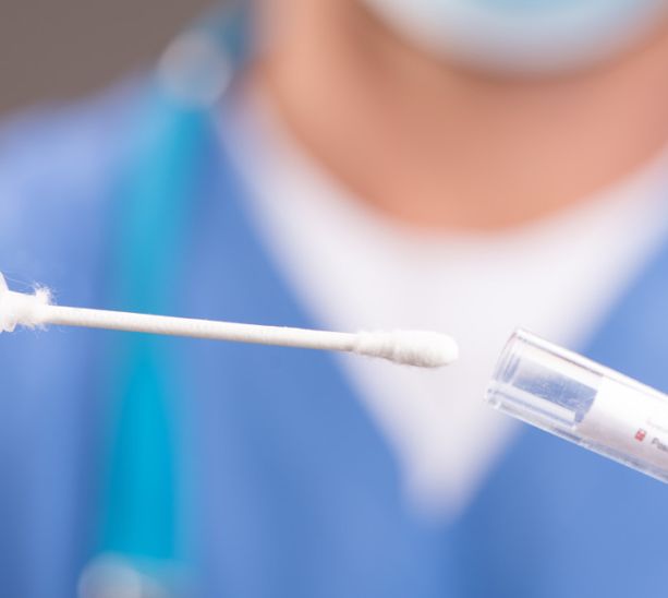 Il farmacista Alberto Fiora è stato interrogato dal GIP di Asti su tamponi e vaccini mai effettuati