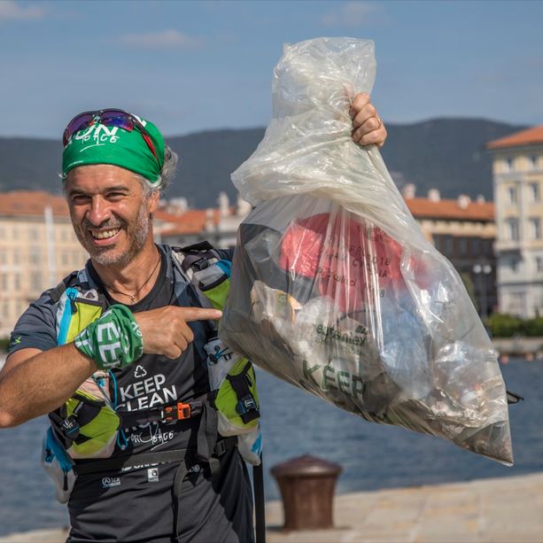 Alba è la prima città al mondo a istituzionalizzare il &quot;plogging&quot;, lo sport che fa bene all'ambiente
