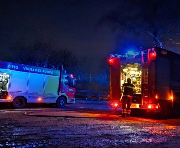 Brucia un capanno ad Alba, morti bruciati piccoli animali da cortile