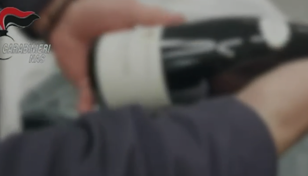 Spacciati come vini da 15mila euro, ma erano falsi:  Nas di Torino smantellano organizzazione internazionale