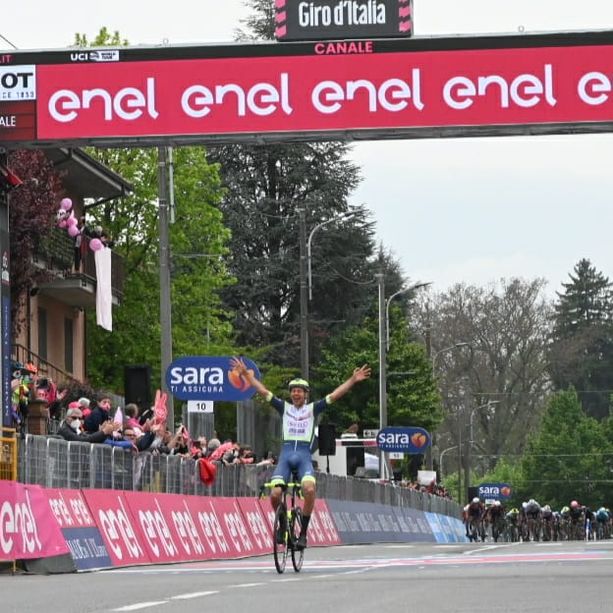 Langhe e Roero fan festa al Giro d'Italia: i passaggi ad Alba e Guarene, l’arrivo a Canale [FOTOGALLERY E VIDEO]