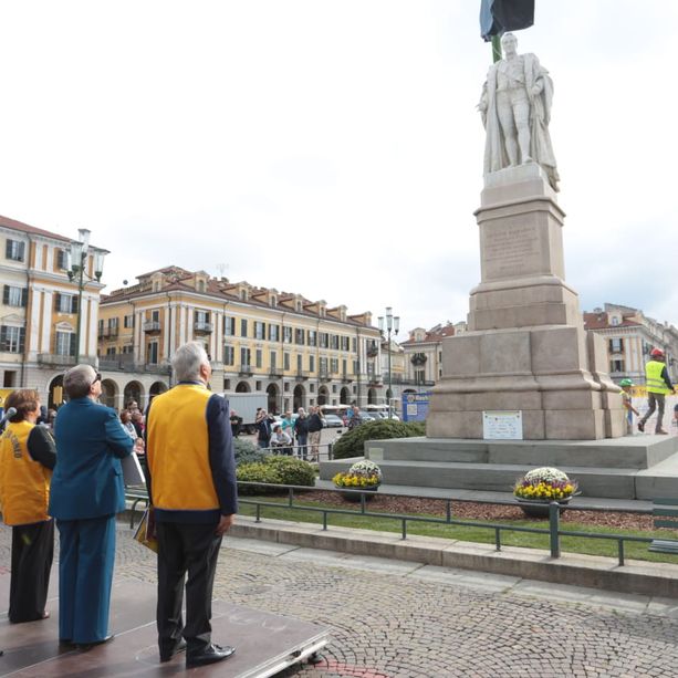 Svelata la statua restaurata di Giuseppe Barbaroux in piazza Galimberti [FOTO]