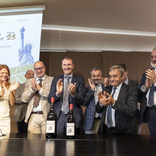 &quot;Barolo en primeur&quot;: la grande asta  di Grinzane sbarca anche a Londra  e apre le cantine delle Langhe per  una settimana di degustazioni [VIDEO]