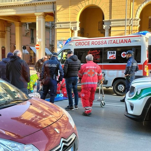 Cuneo, uomo investito da un’auto pirata sulle strisce pedonali di corso Nizza [FOTO]