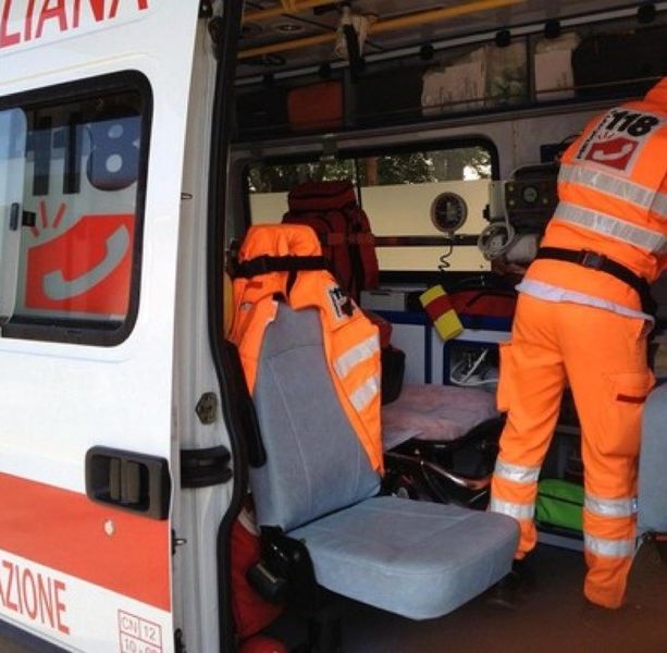 Auto contro moto in via Fossano a Cervere: soccorritori sul posto