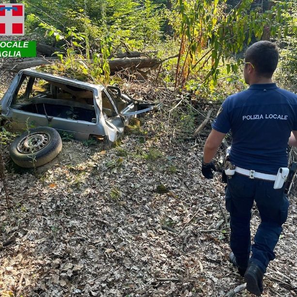 Una vecchia Fiat Uno seminterrata da 24 anni nei boschi di Pocapaglia: la Polizia Locale trova il proprietario e lo sanziona
