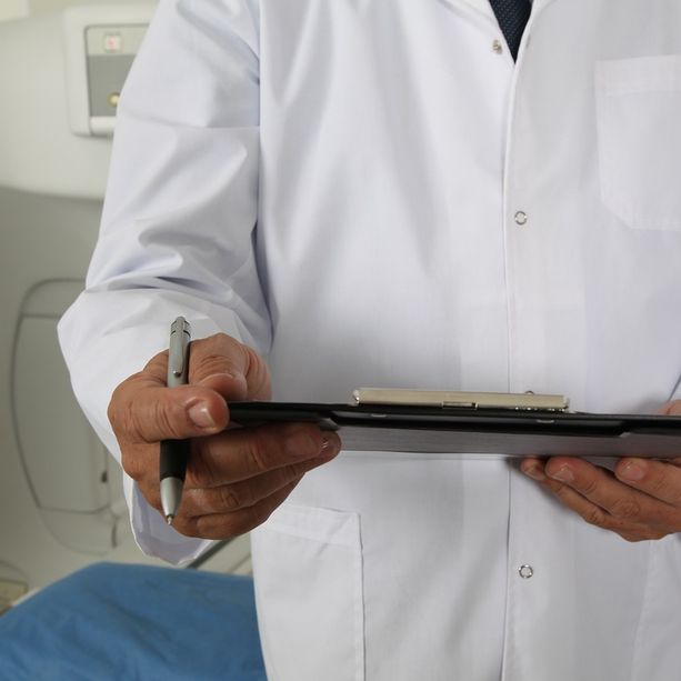 Neurochirurgo accusato di violenza sessuale da una paziente: &quot;Ho impiegato mesi per denunciare, avevo un blocco&quot;