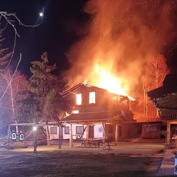 Violento incendio distrugge parte dell'Agriturismo Coc Ner di Chiusa Pesio: è la seconda volta
