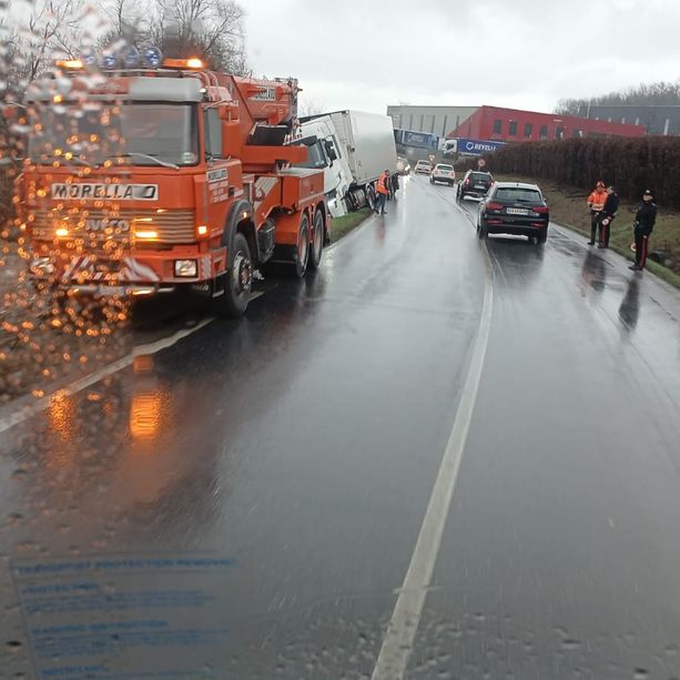 Tir esce di strada vicino all’ospedale di Verduno: disagi al traffico per tre ore