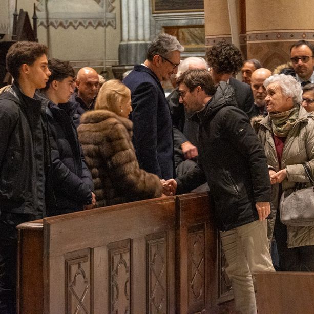 &quot;Michele Ferrero, un uomo giusto&quot;: duomo gremito ad Alba per la messa in ricordo dell'industriale [FOTO]