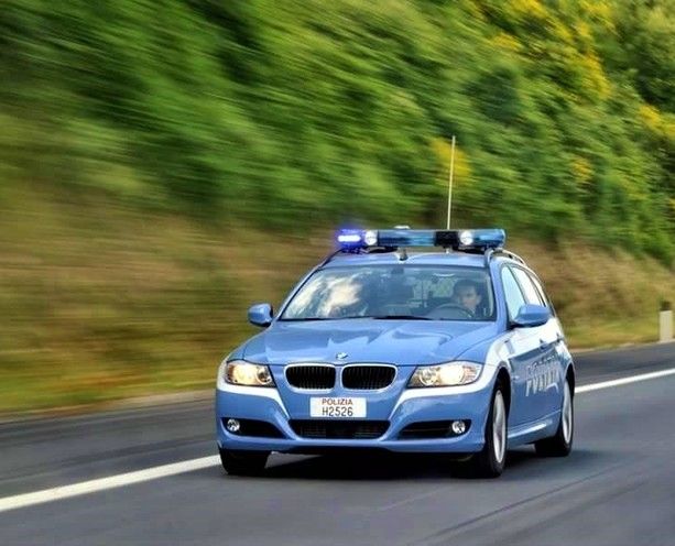 Minaccia di togliersi la vita sul viadotto del raccordo autostradale di Fossano: salvato dagli agenti della Polizia Stradale