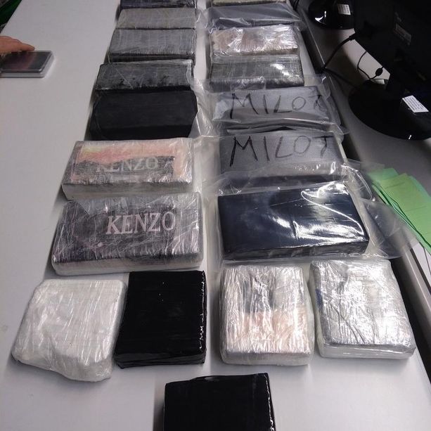 Lo fermano a Verzuolo per un controllo anti-Covid su strada e gli trovano quasi 23 chili di cocaina in auto