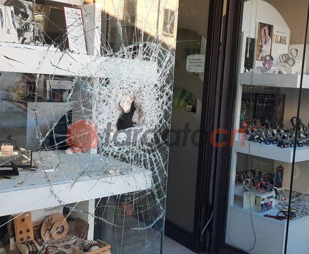 Furto in una gioielleria di Costigliole Saluzzo mentre è in corso la sagra dell'uva