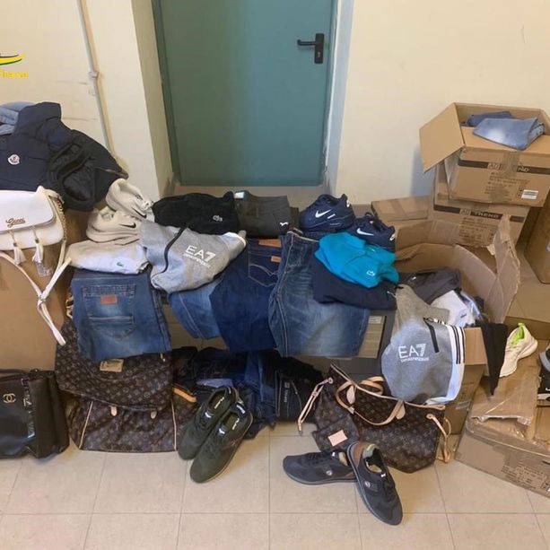 Sequestrati dalle Fiamme Gialle capi d'abbigliamento e accessori di lusso contraffatti all'aeroporto di Levaldigi