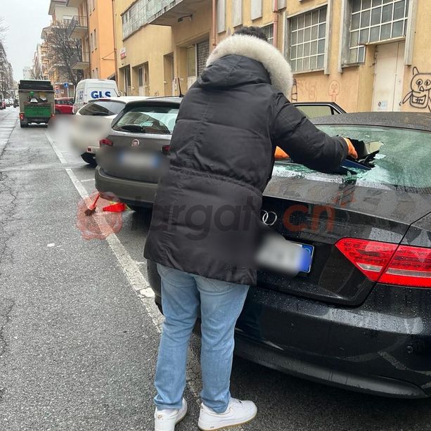 Cuneo, vandali in azione  in via Meucci: rotti i vetri  di una decina di auto in sosta [FOTO]
