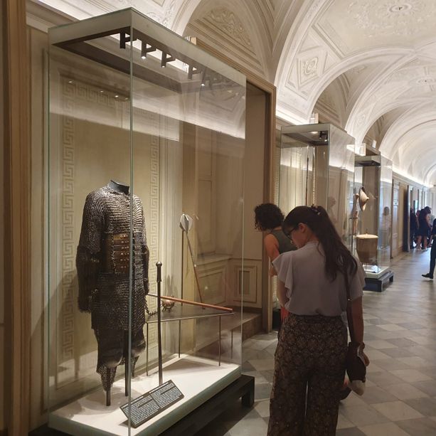 “Storie dal mondo a Racconigi”: un viaggio tra culture attraverso i doni ai Re in mostra al Castello [VIDEO E FOTO]