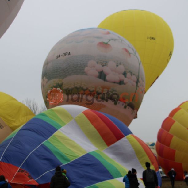 Le mongolfiere sfidano il meteo e solcano i cieli di Mondovì anche questa mattina