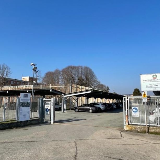 Pomeriggio di tensione nel carcere di Alba: internato provoca incendio e minaccia polizia penitenziaria e medico