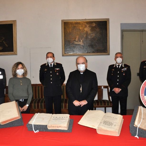 Alba, restituiti alla Diocesi quattro libri antichi trafugati dalla Biblioteca del Seminario