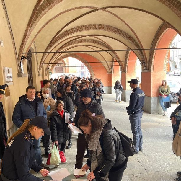 Alba, il caos passaporti  finisce in Consiglio comunale:  &quot;Open day e un aiuto dalle Poste&quot;
