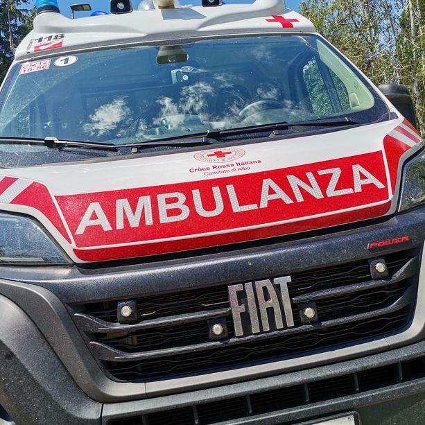 Cuneo, uomo grave in ospedale dopo essere caduto da una pianta