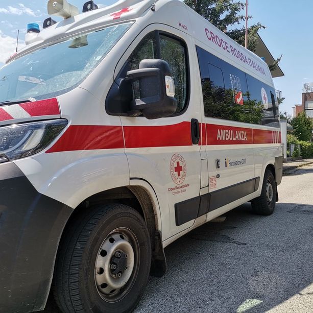 Due ragazze investite in centro a Barge: elitrasportate in ospedale