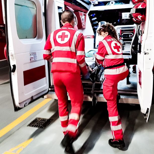 Finisce fuori strada a Sampeyre, 23enne in gravi condizioni