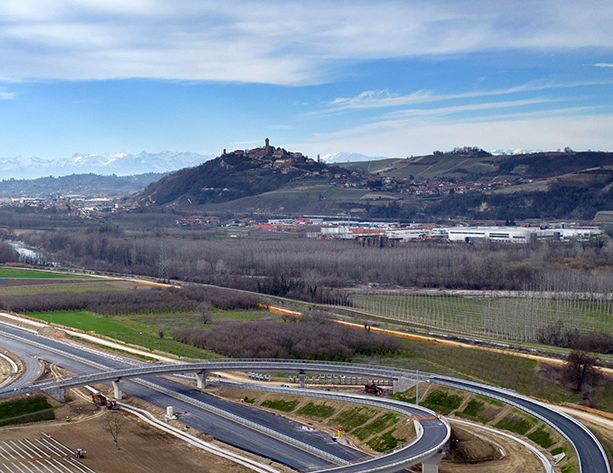 Contromano sull’Asti-Cuneo, auto fermata dalla Stradale alla barriera di Govone