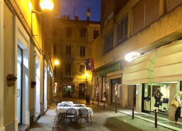 Alba, colpita al volto con una sedia:  vittima dell’aggressione è l'addetta all'accoglienza della multisala di via Giacosa