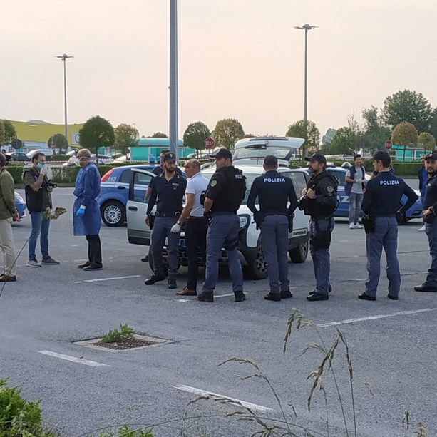 Cuneo: militare spara alla compagna nel parcheggio dell'Auchan e poi si denuncia alla polizia (VIDEO)