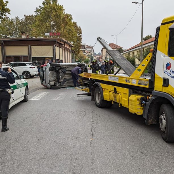 Bra, auto si ribalta in piazza Giolitti a Bra. Settantenne finisce in ospedale