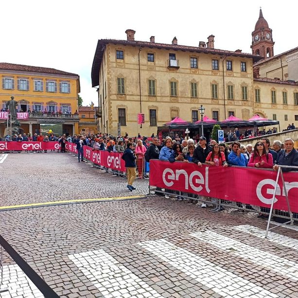 Tutto pronto a Bra per la partenza della carovana rosa del Giro d’Italia [FOTO E VIDEO]