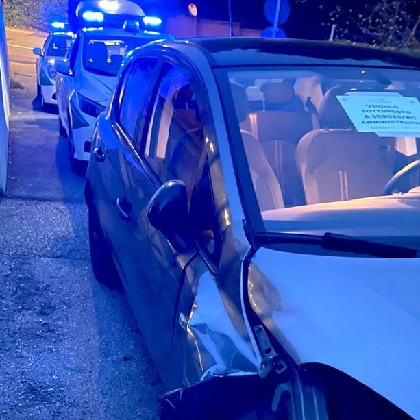 Bra, danneggia cinque auto in quattro diversi incidenti e si dà alla fuga: fermato dalla Polizia Locale