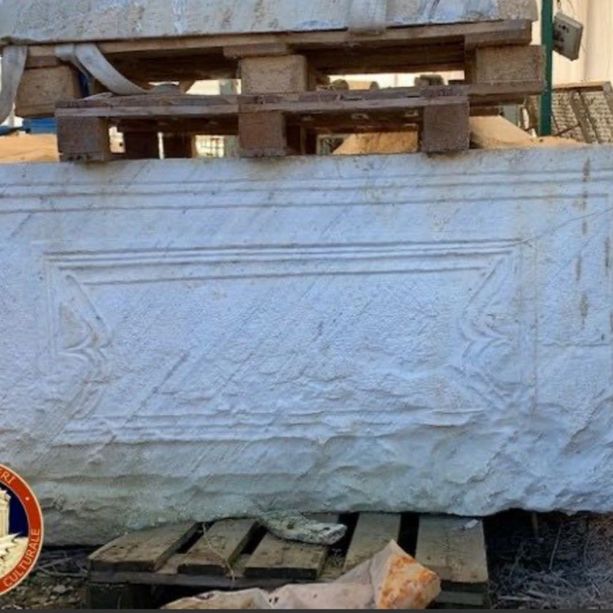 Prezioso sarcofago di epoca romana  era nascosto da cinque anni in un cascinale  nelle campagne di Pollenzo [FOTO]