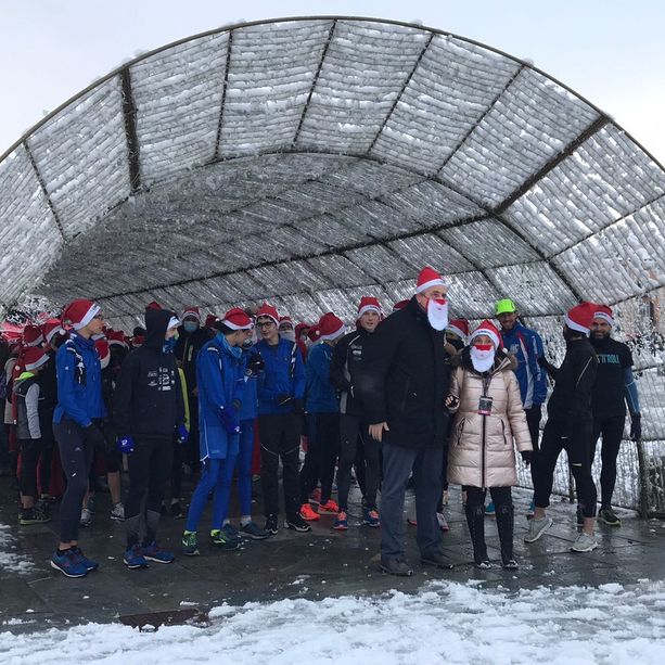 Ottocento cappelli rossi alla Babbo Run, per dare il via al Natale a Cuneo [VIDEO]