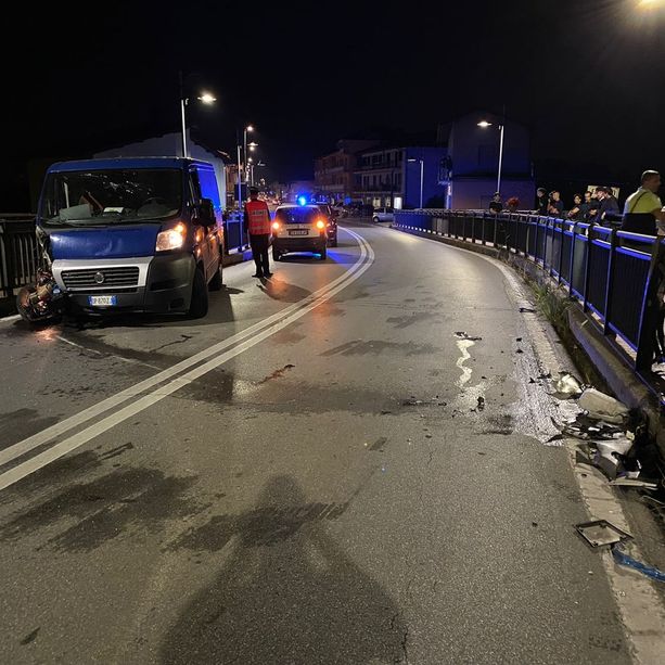 Rubano il 'Ducato' del comune di Busca e si schiantano sul ponte, poi abbandonano il mezzo