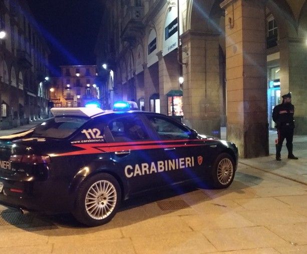 Saluzzo, 36enne denuncia: aggredito in centro a calci e pugni. I Carabinieri indagano