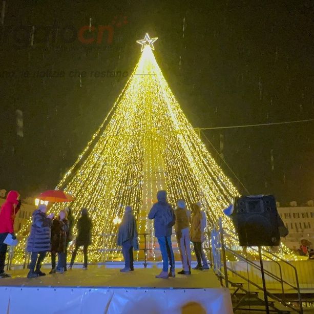 Cuneo entra nel clima della festa più amata, accese le luci di Illuminatale [FOTO E VIDEO]