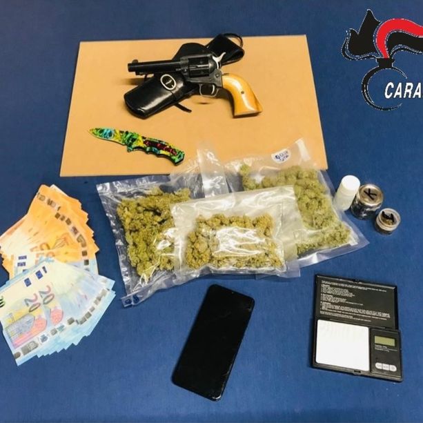 Anche una pistola in casa insieme alla droga: 30enne albese arrestato dai Carabinieri