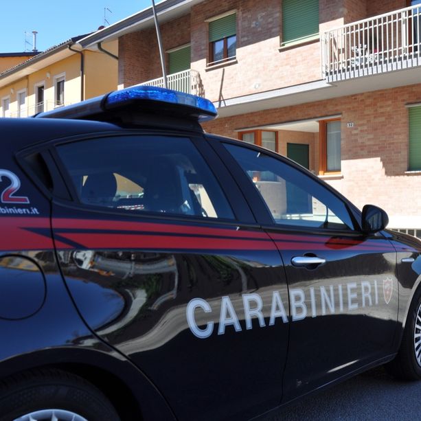 Avevano trafugato 300 bottiglie di vini pregiati e due automobili: quattro misure cautelari dai Carabinieri della compagnia di Bra