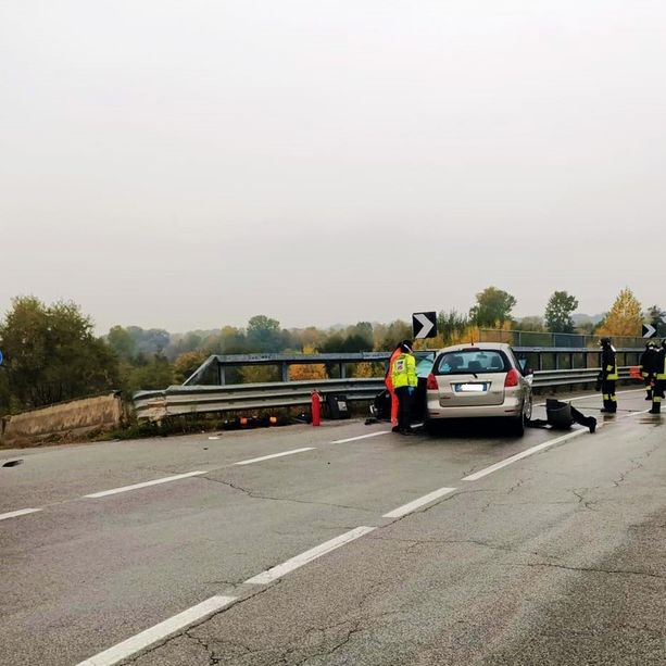 Frontale tra due auto a Castelletto Stura: tre feriti