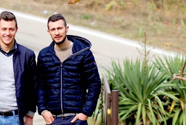 Nella cascina della famiglia Gennero, a Cavallermaggiore, l’ultimo saluto a Davide e Francesco